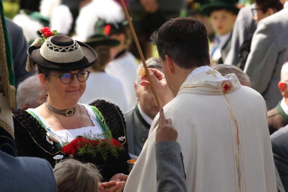 2025-05_Trachtenfest_in_Baiernrain/02-feldmesse.JPG