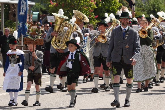 2025-05_Trachtenfest_in_Baiernrain/03-trachtenzug.JPG